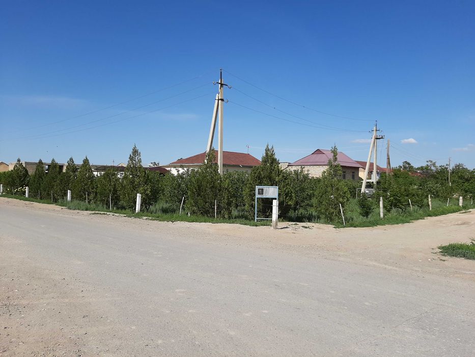 Karmana tumani Malikrabot qo’rg’onida 12 sotxli hovli sotiladi.