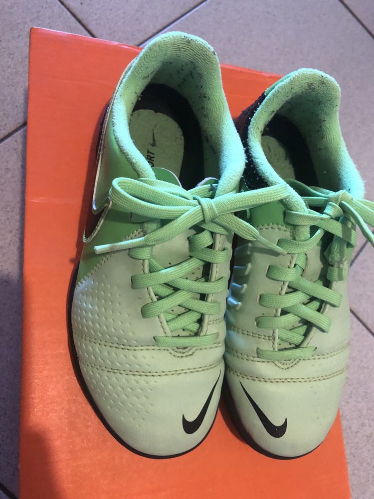 Детски маратонки за футбол Nike