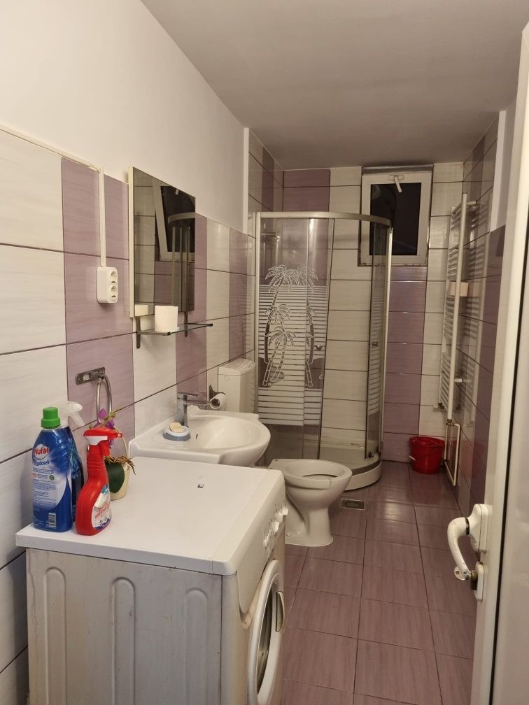 Închiriez camera