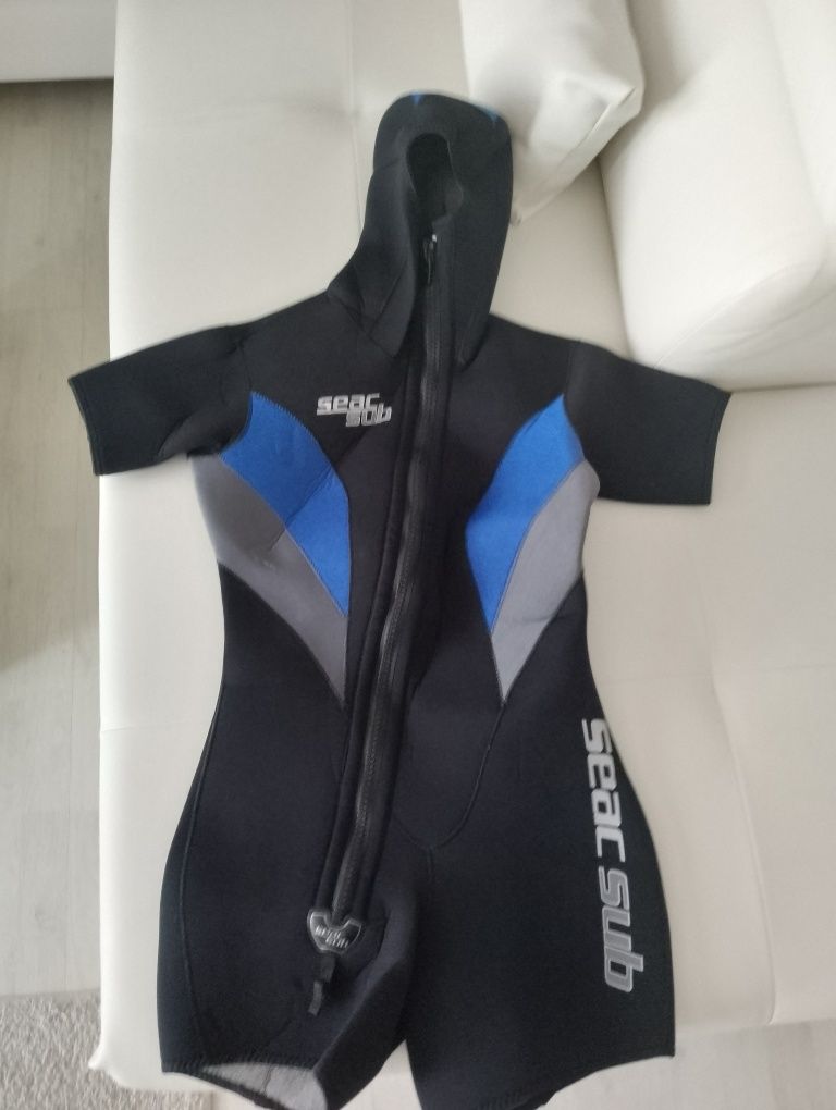 Vând costume de neopren pentru sporturi subacvatice,noi.marimi de la X