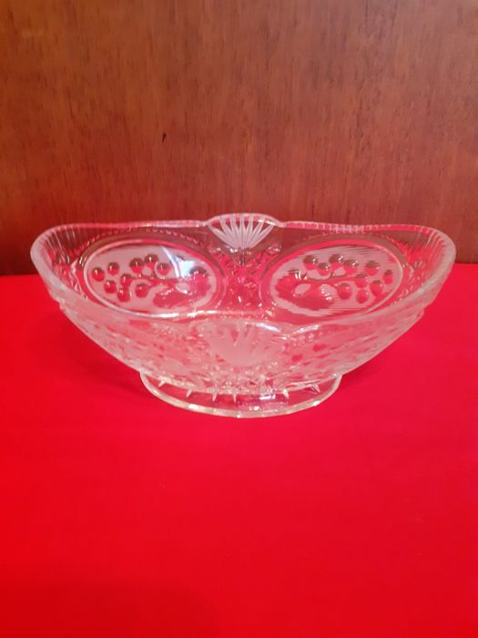 Продам хрустальную вазу - лодочку.