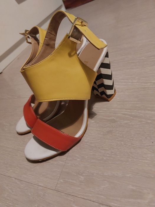 Дамски сандали с ток