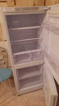 Продается холодильник Бирюса состояниие отличное, круглый кухон стол