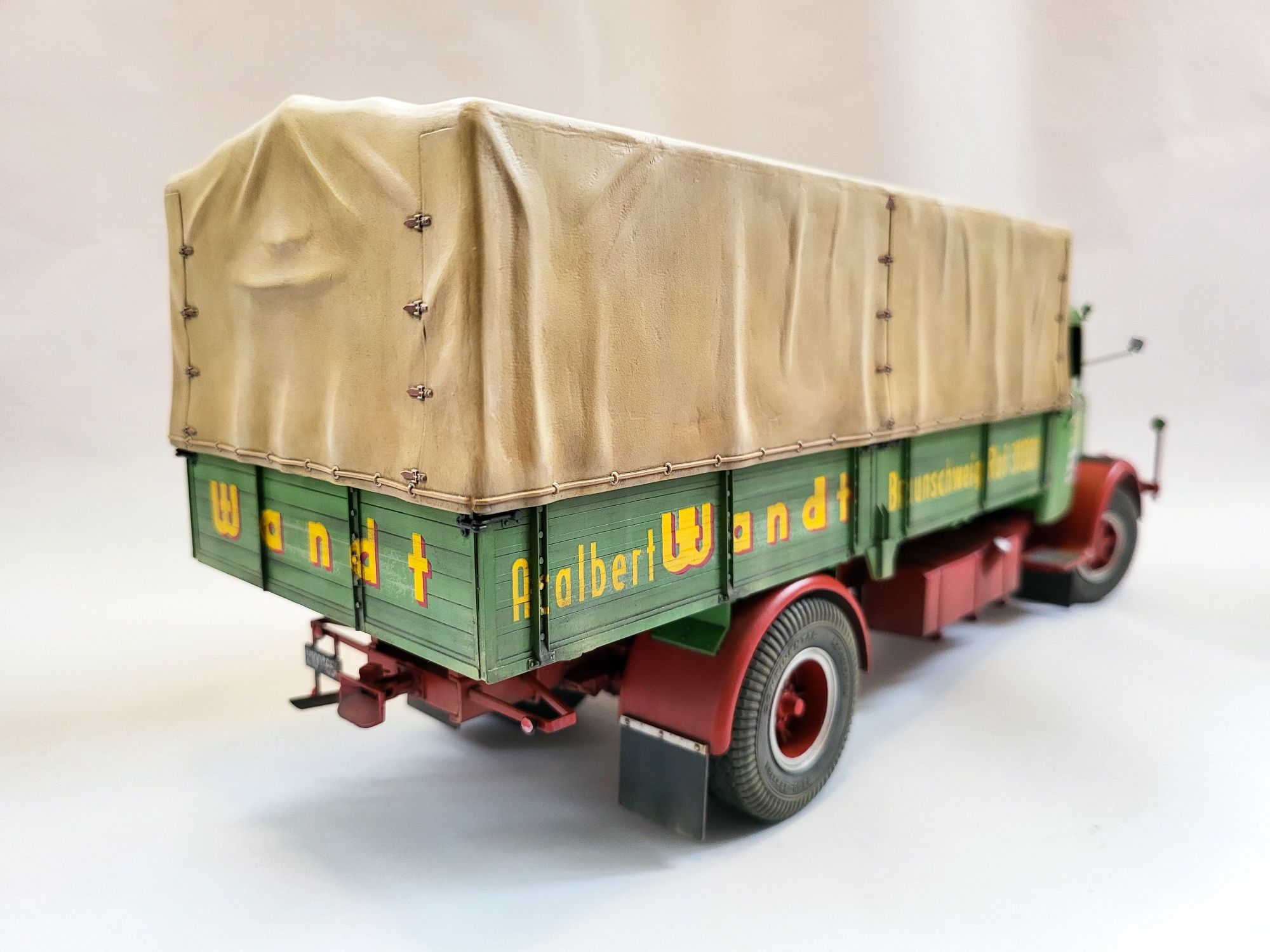 Model camion Bussing 8000 S13 scara 1:24