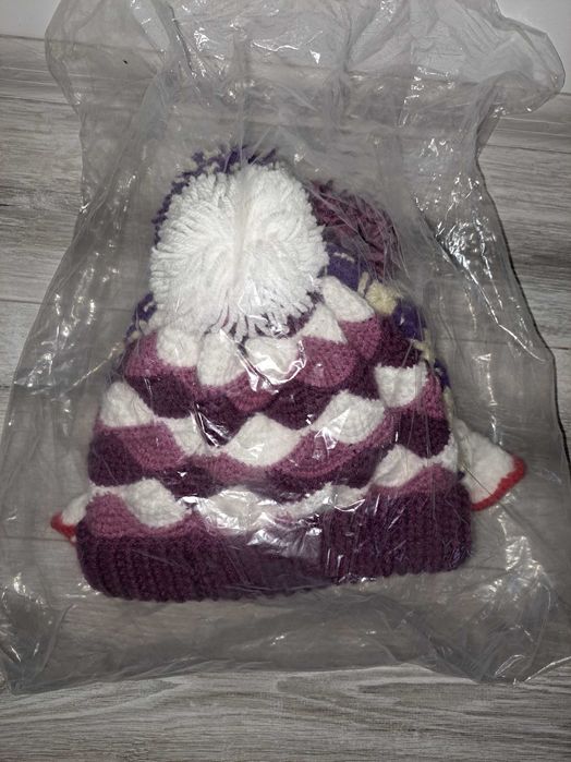 Ръчно плетена шапка двуцветна модел мартеница федора с голямо цвете