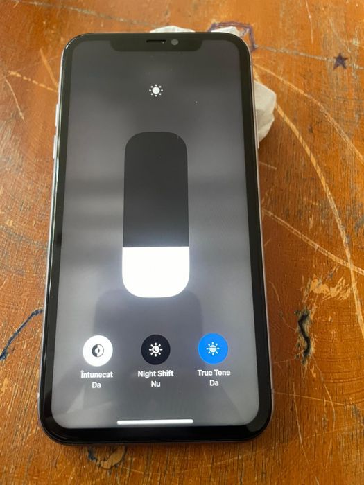 iPhone 11,perfect functional cu mici defecte