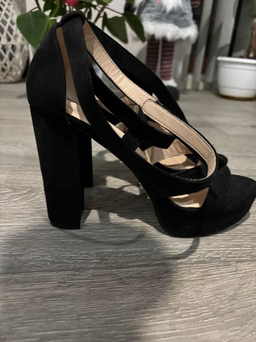 Обувки с висок ток