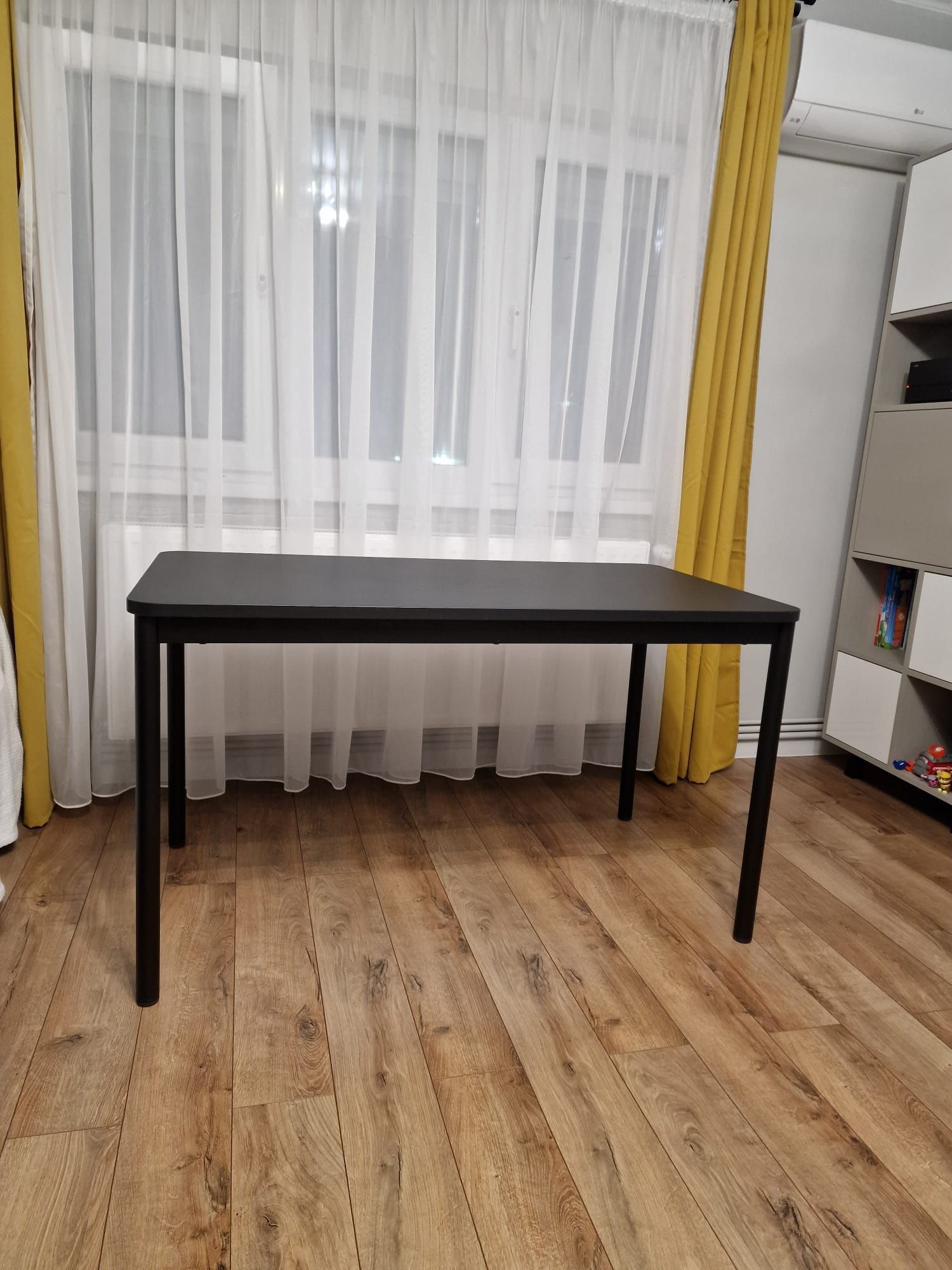 Vand urgent masa ikea TOMMARYD, antracit, în stare foarte bună.