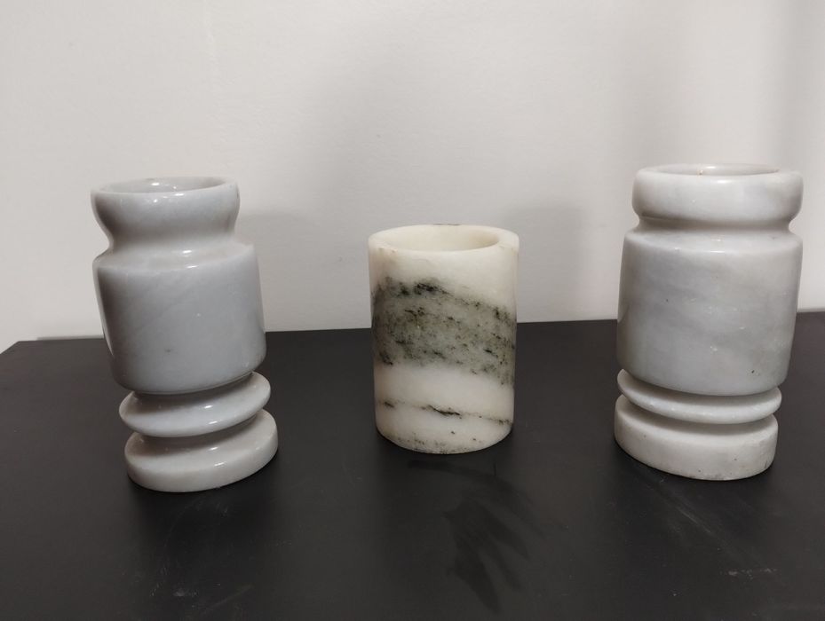 Красива малка ваза от мрамор.