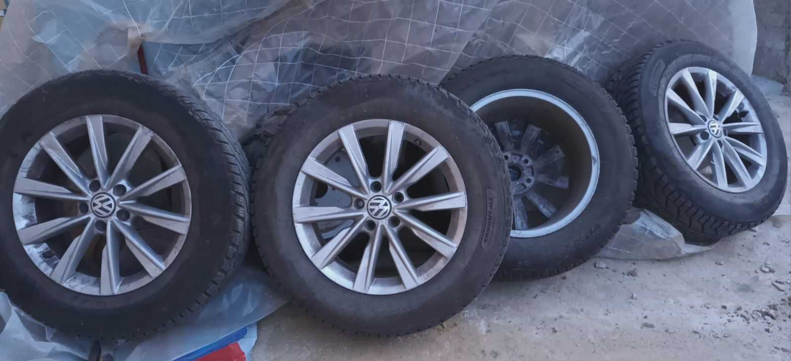 продаваме 17 цола джанти с зимни гуми за VW Tiguan