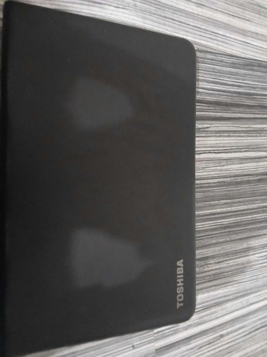 Leptop Toshiba  nare baterie nici încarcator este în stare buna