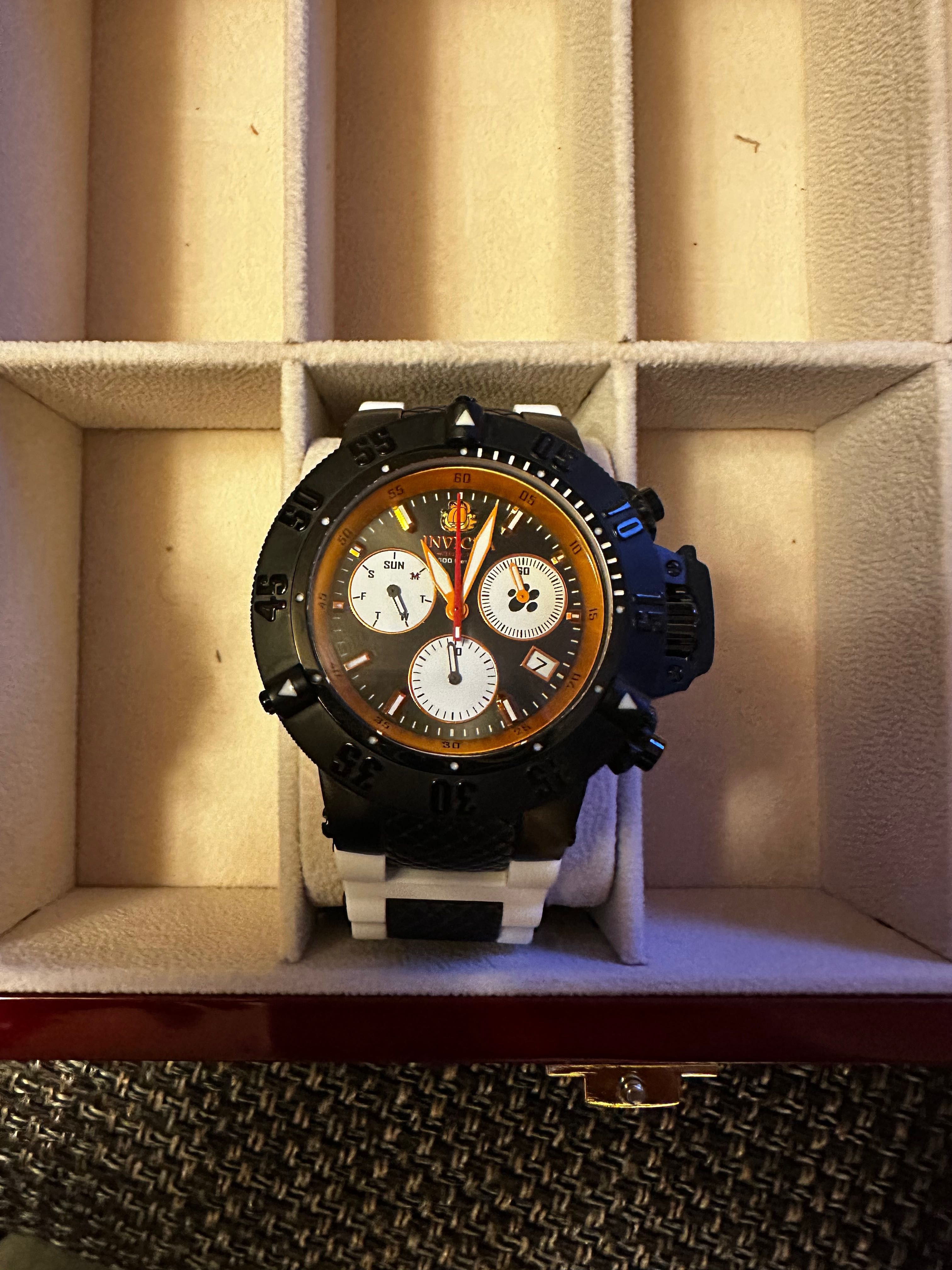 Продавам часовник Invicta Garfield