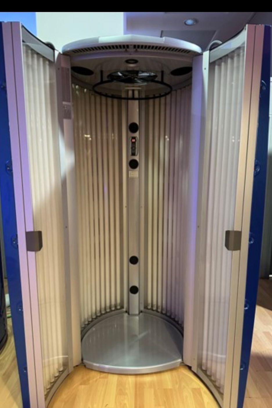 Вертикален солариум LUXURA  V5