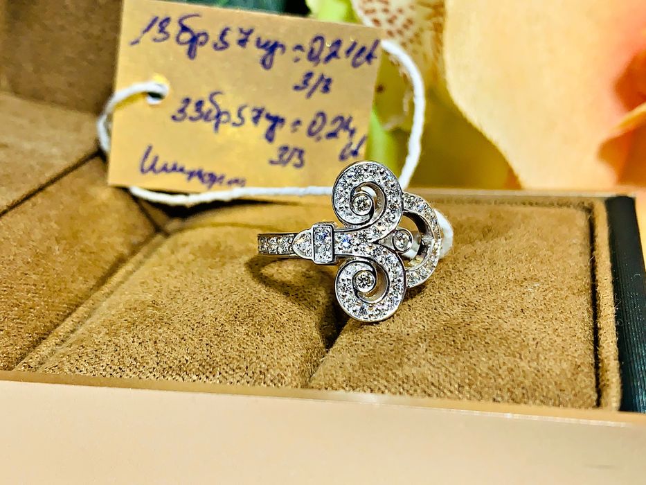 Золотое кольцо с бриллиантами модели Tiffany & Co