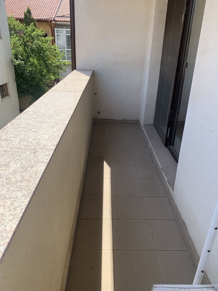 Proprietar - vand urgent apt. 3 cam.in vila + loc parcare