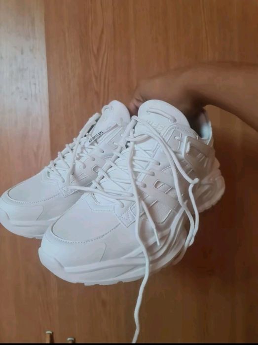 Adidași Guess noi