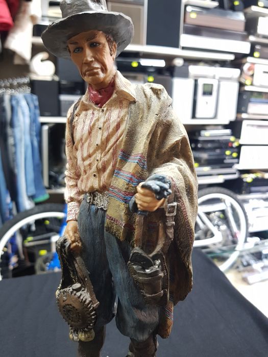 Оригинални статуи на Даниел монфорд