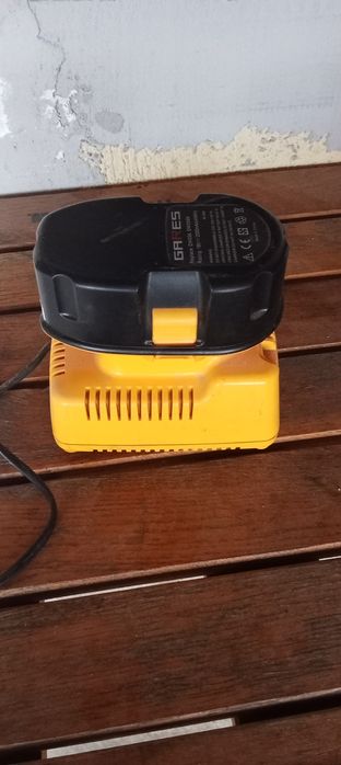 Încărcător original și baterie deWalt