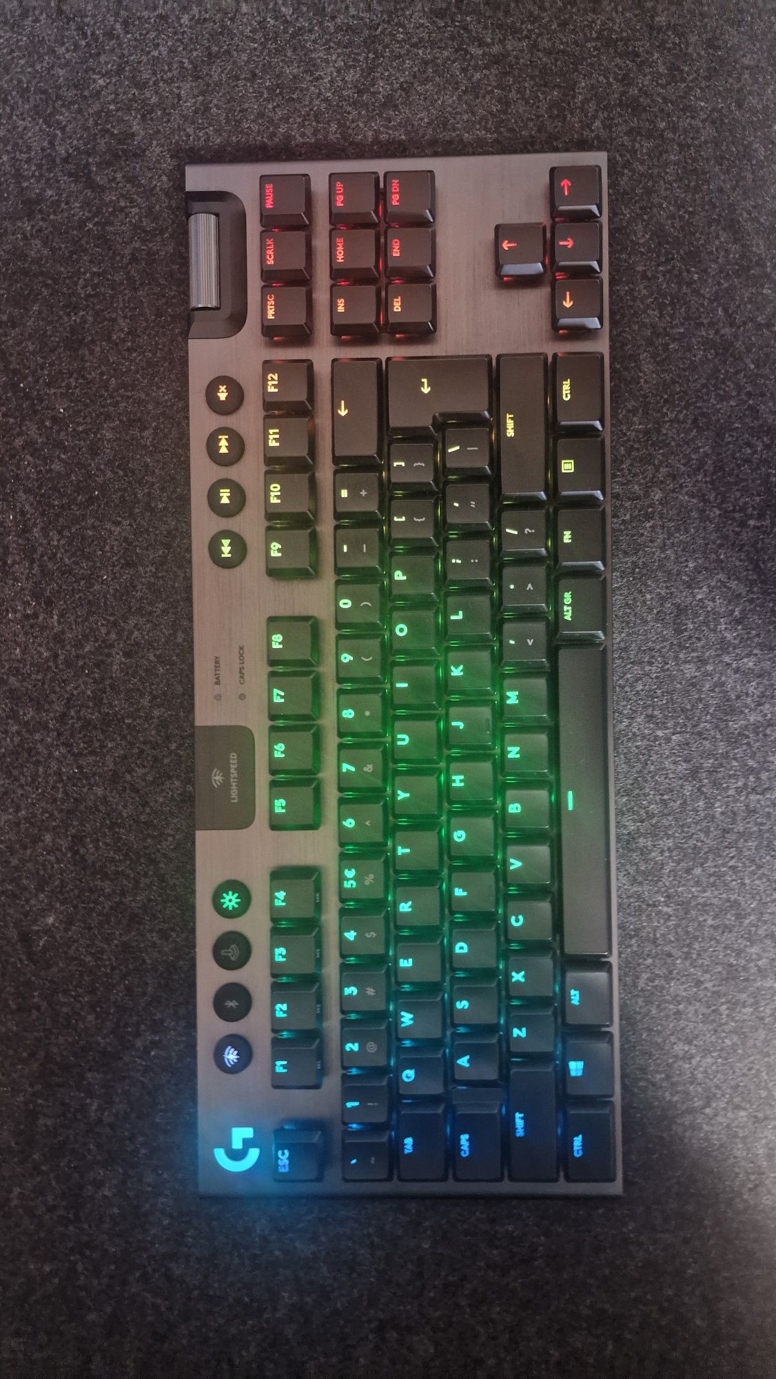 Продавам клавиатура Logitech G915 TKL