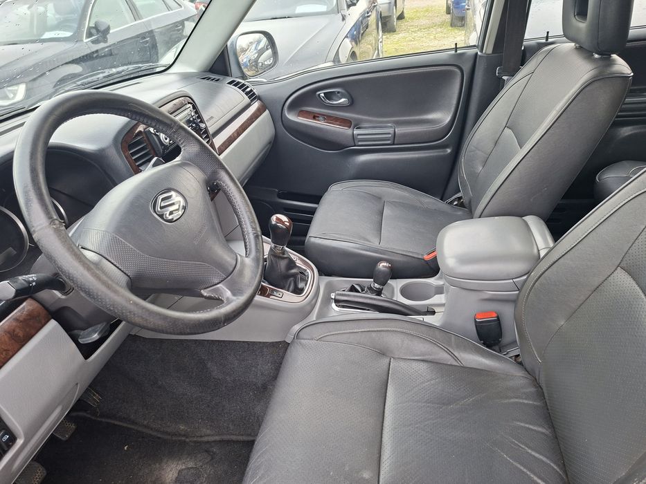 Vând Suzuki Grand Vitara 2.0 Benzină 4x4 Limited
