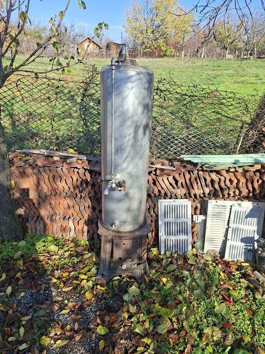 Много запазен боилер на дърва . Печка от чогун и вод.балон алуминий.