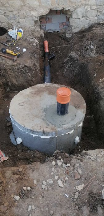 Услуги със багер 3т, самосвал и платформа.