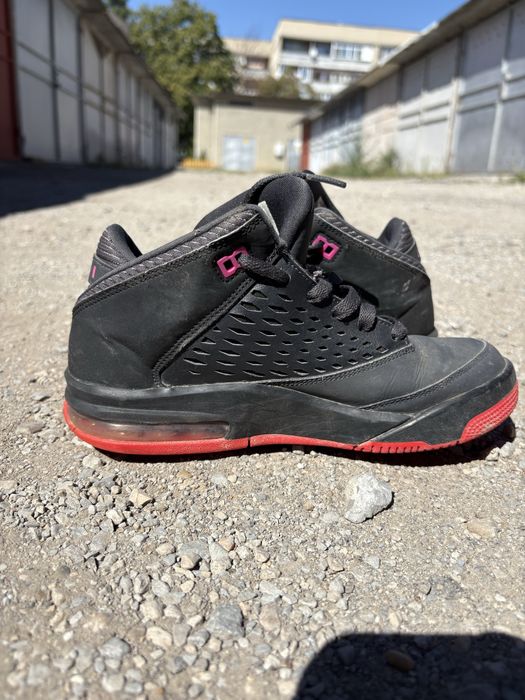 Обувки jordan.