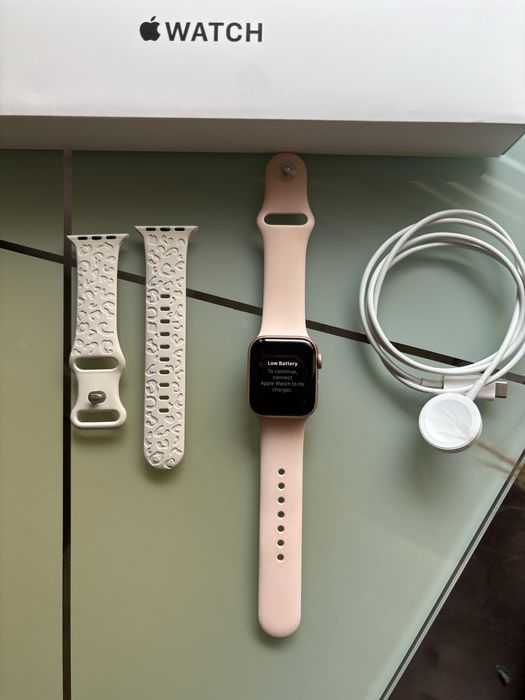 Смарт часовник Apple SE