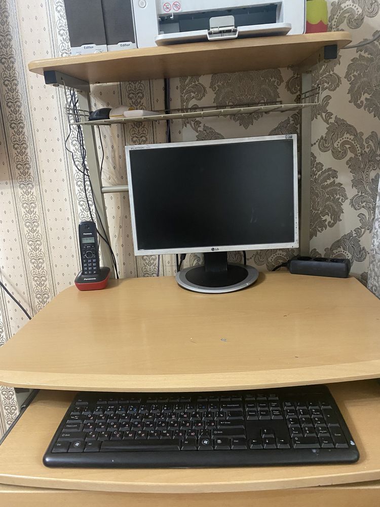 Компьютер , монитор , стол , принтер