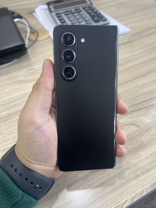 Z Fold 5 ishlashi zor korpusida qirilgan joylari bor bez chexol ishlat