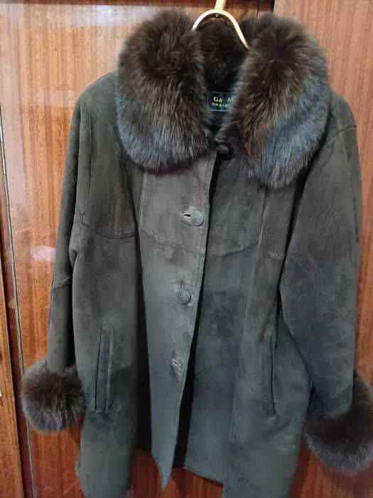 Продается дубленка с меховым воротником