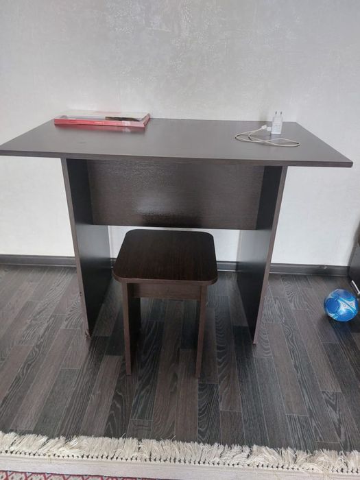 Продам стол с одним  стулом