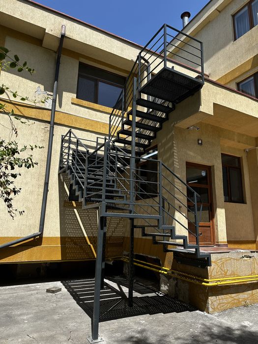 Confectionam scari metalice si balustrade