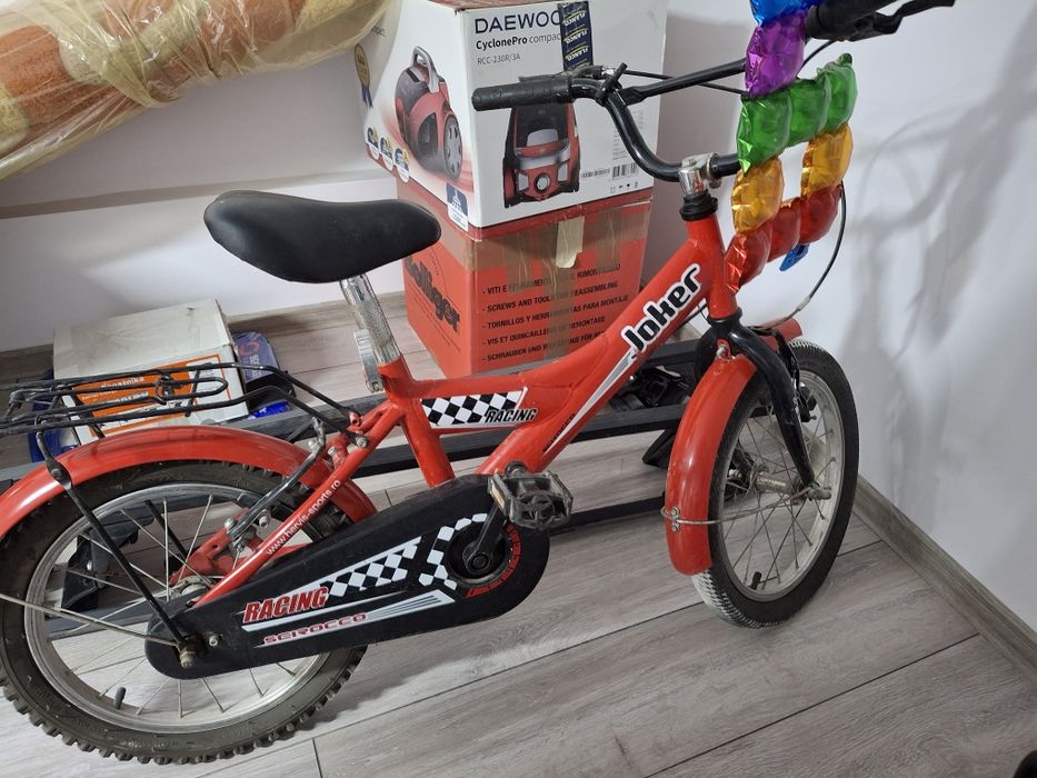 Vând bicicleta pentru băieți