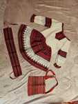 Costum tradițional (fustă, ie, brâu și traistă), lână și in, 3-4 ani
