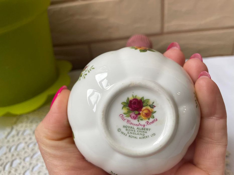 ROYAL ALBERT красиво порц.шише за парфюм от Англия