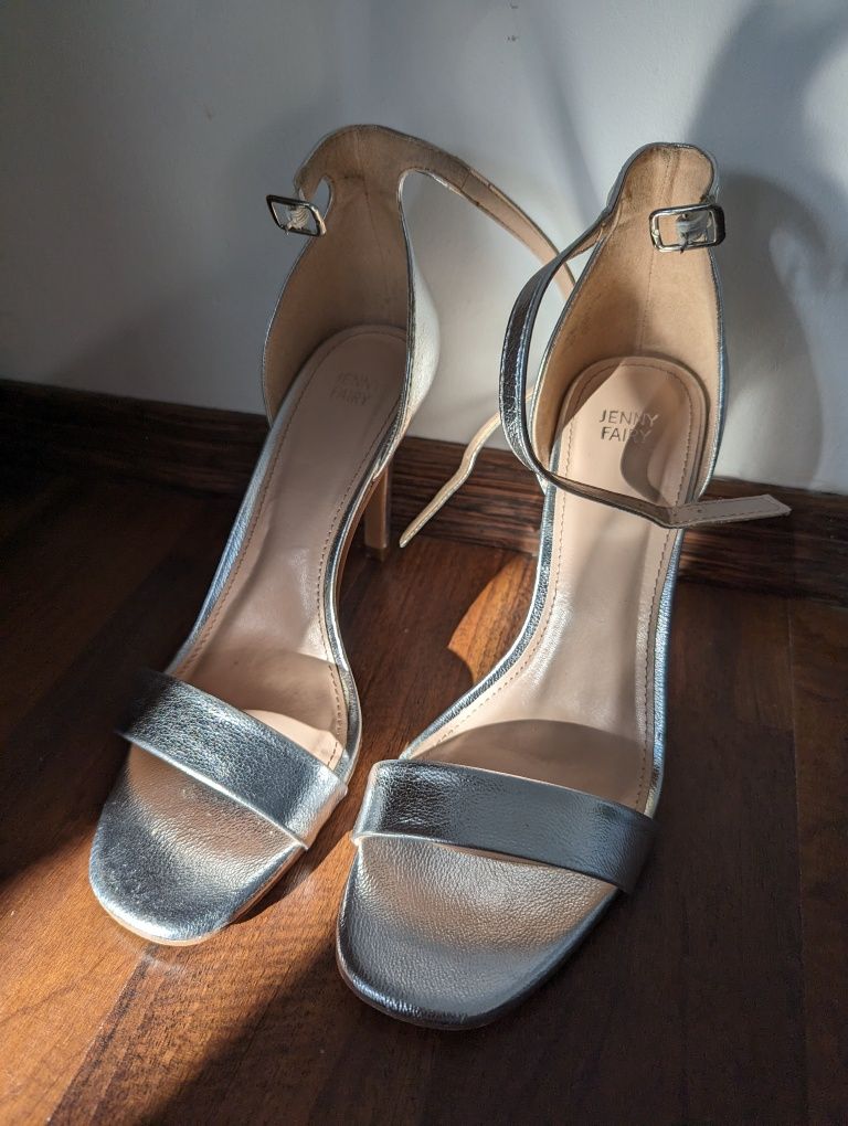 Sandale simple și elegante