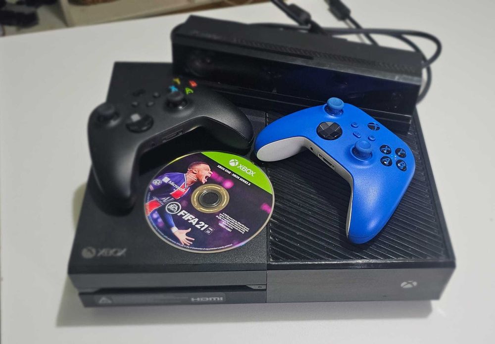 Pachet Xbox One 500GB + Joc FIFA 21