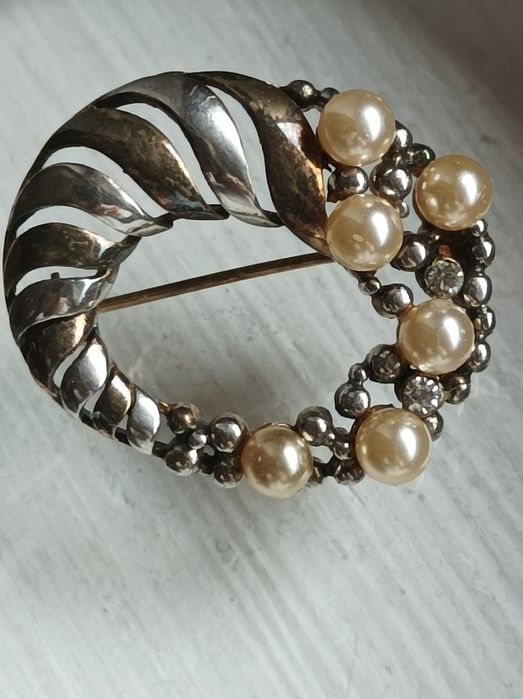 Сребърна брошка с перлички и бели кристали