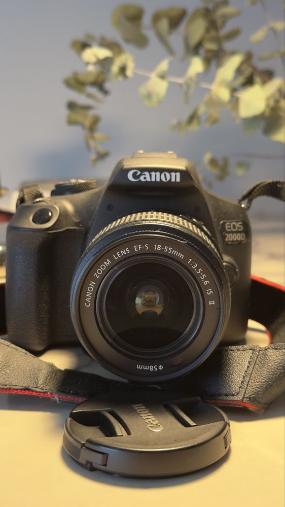 Canon EOS 2000D cu obiectiv 18-55mm IS II