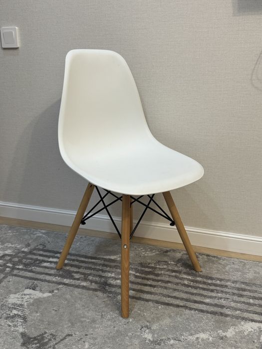 4 стула белые( продаю только все 4)