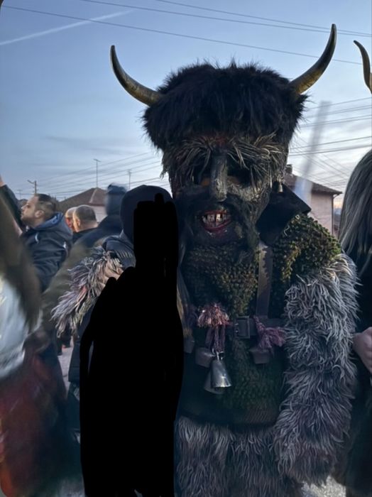 Кукерска маска с рога