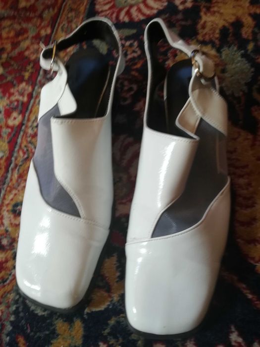 нови бели обувки на удобен ток