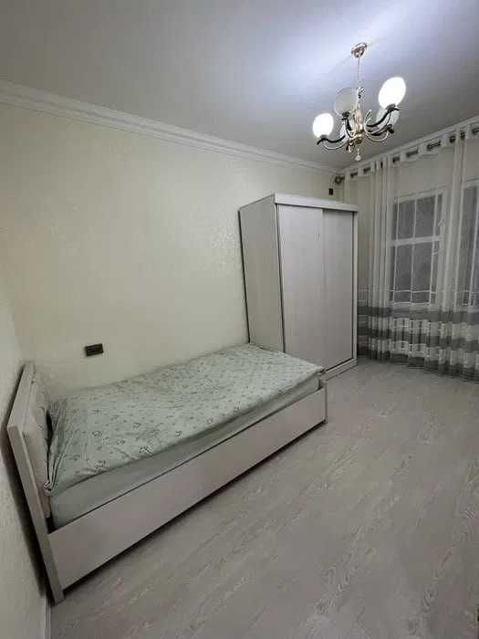 Максим горький 3 комнат АРЕНДА 500 метров метро БИЙ БУЗ базар сайрам