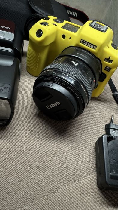 Камера Canon EOS R два объектива, вспышку, зарядные устройства.