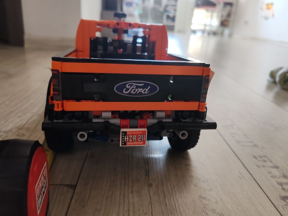 Ford din lego tehnic, vine asamblat.