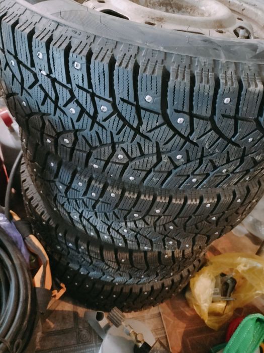 Шины зимние с шипами Bridgestone