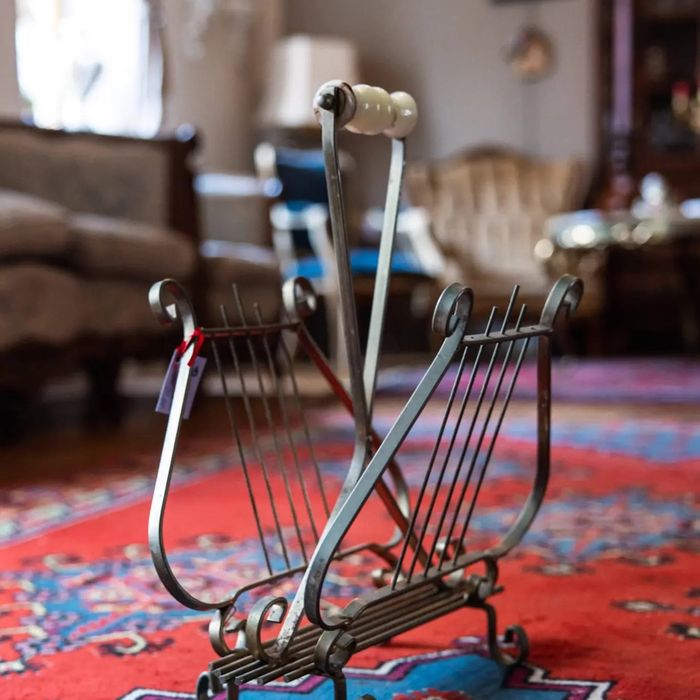 Suport pentru reviste în formă de liră