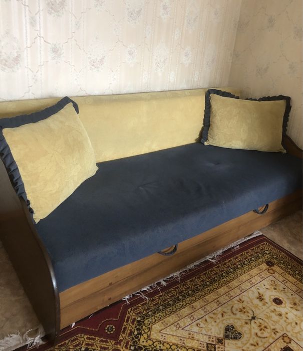 Диван-кровать с подушками