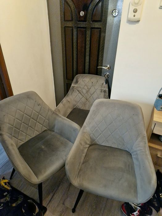 Vând 3 scaune în stare bună